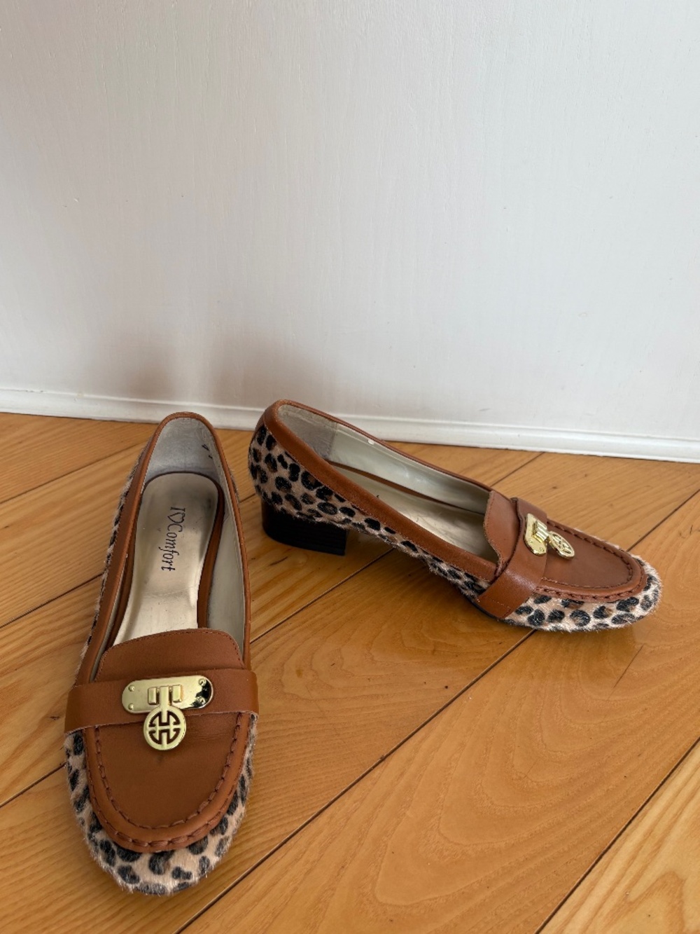 I Love Comfort Leopard Print Loafers Tan Leather Gold Medallion Heel Sz 8